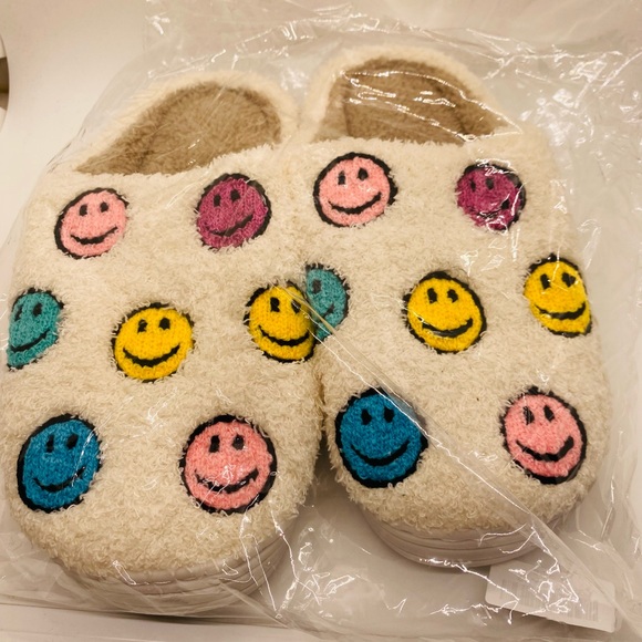 NWT Fadivo Fuzzy Smiley Face Slippers Ivory with Multicolor Smileys Small 5/6 - Picture 4 of 7